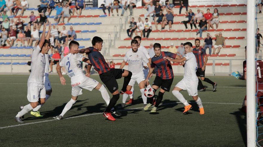 Titino anota el primer gol azulgrana.