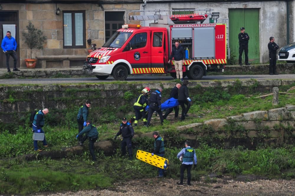 Los servicios de emergencia trasladan el cadáver.