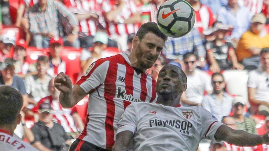 Aduriz pugna un balón con el francés Carole.