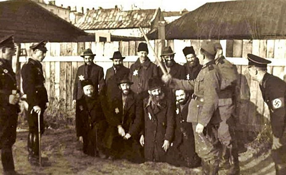 Soldados nazis humillando a un grupo de prisioneros en Lublin (Polonia). 