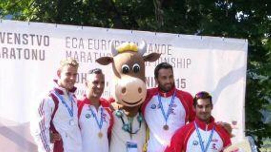 Iván Alonso y Emilio Merchán, con los palistas que obtuvieron la plata y el bronce, ayer.