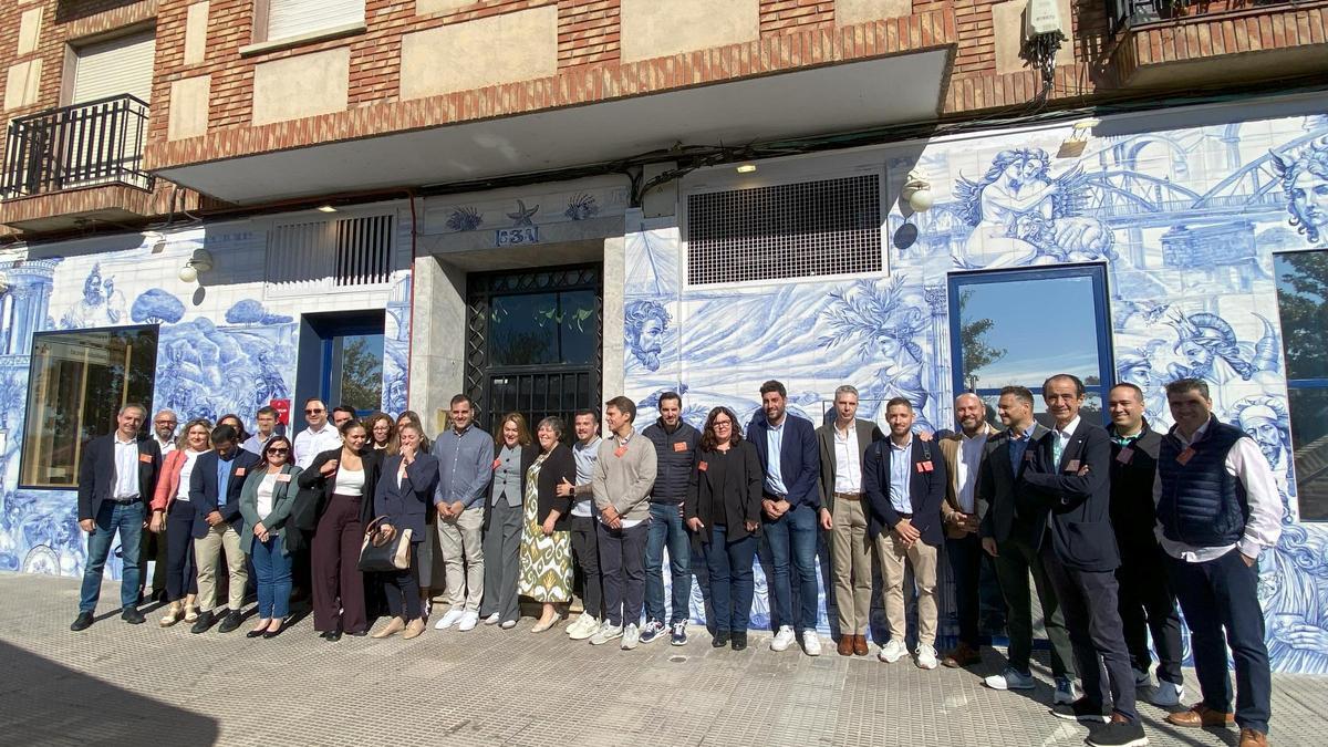 Proveedores, autoridades locales y el equipo de Albi junto al chef Carlos Maldonado frente al mural del restaurante Raíces en Talavera de la Reina.