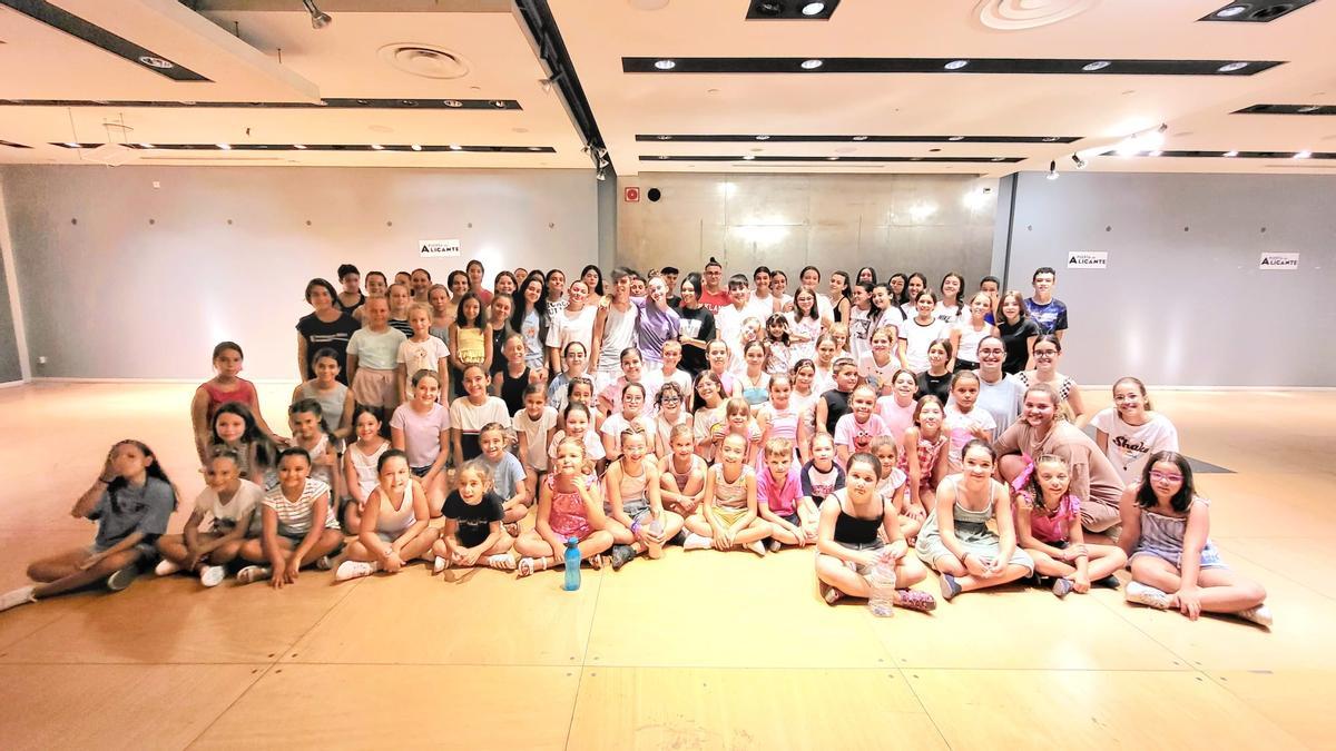 Participantes del cuerpo de baile infantil