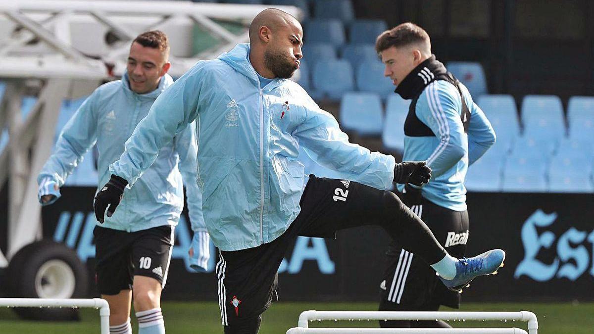 Rafinha, en primer plano, durante un entrenamiento con el Celta de la pasada temporada.