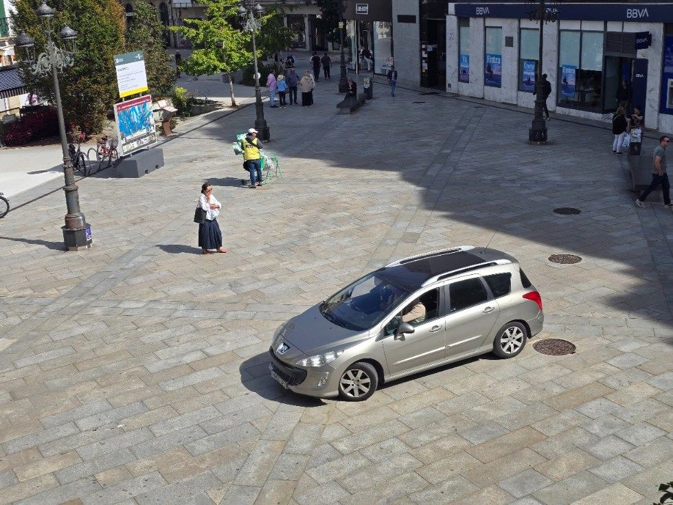 La circulación rodada no cesa en las zonas peatonales de Vilagarcía, ni siquiera con el control policial ejercido.
