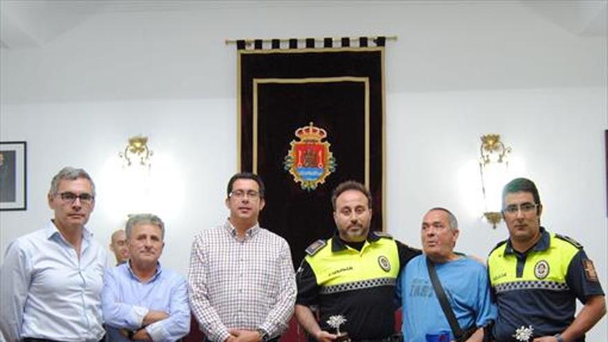 El consistorio reconoce la labor de dos policías