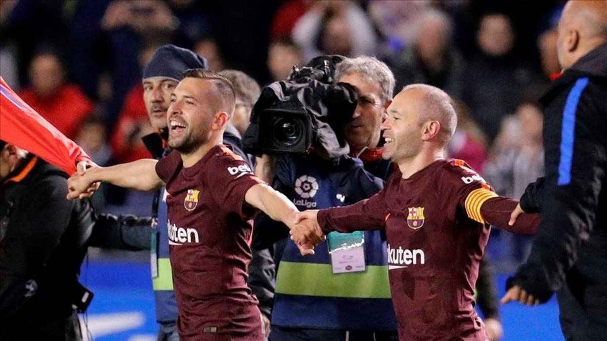 Alba celebra el título junto a Andrés Iniesta, sobre la hierba de Riazor