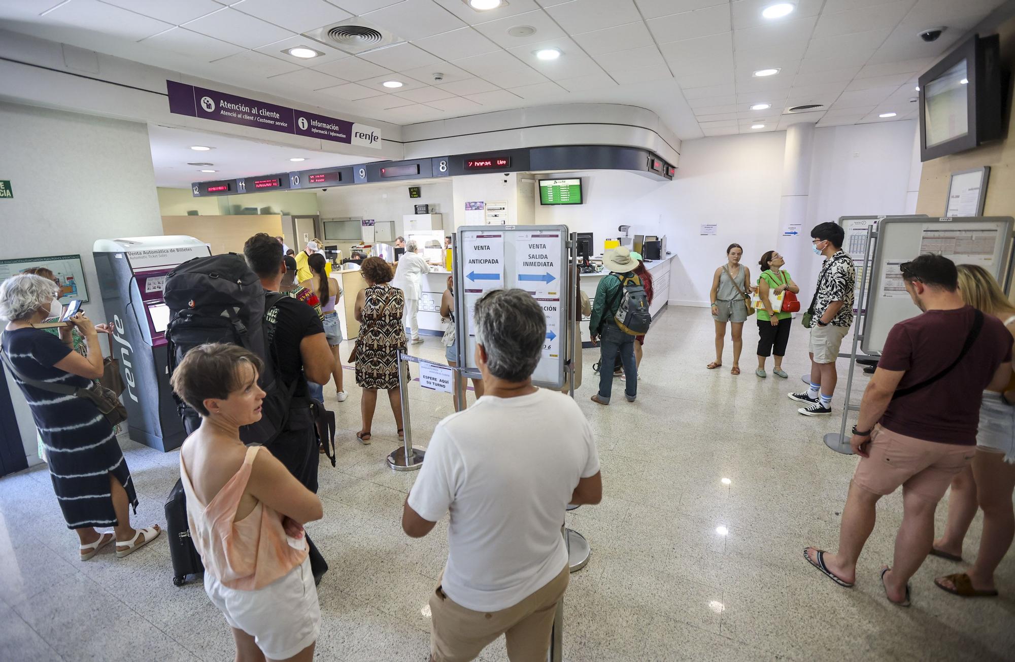 Llegadas de turistas en AVE desde Madrid y compra de billetes en la estación de Alicante