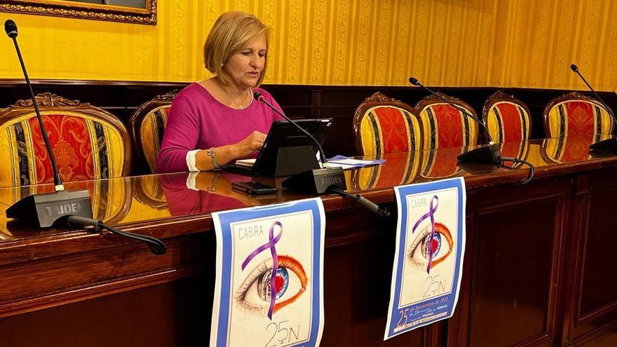 La concejala Pilar López informa de la campaña del 25N de Cabra.