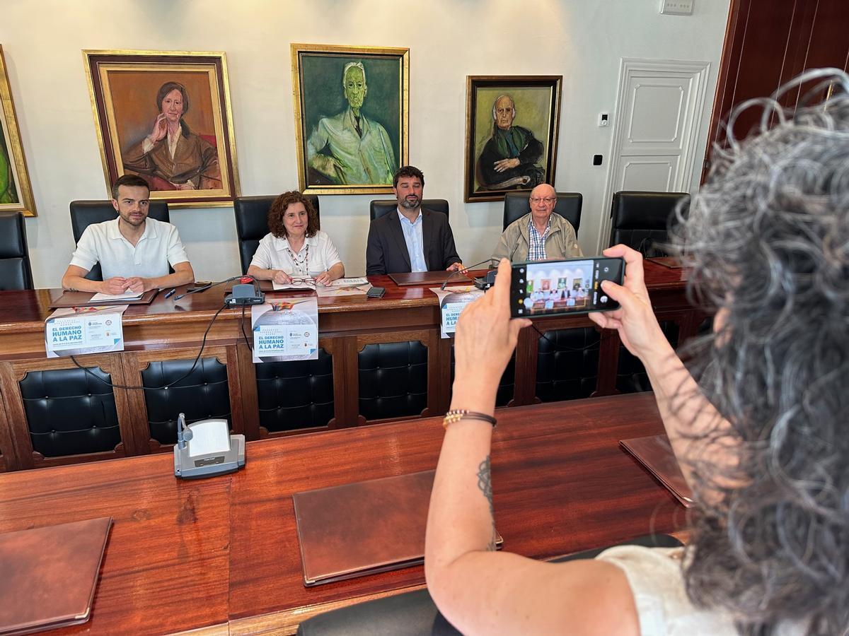 Un momento de la presentación, en el salón de actos del Ayuntamiento de Valdés y cerca de los retratos de valdesanos ilustres.