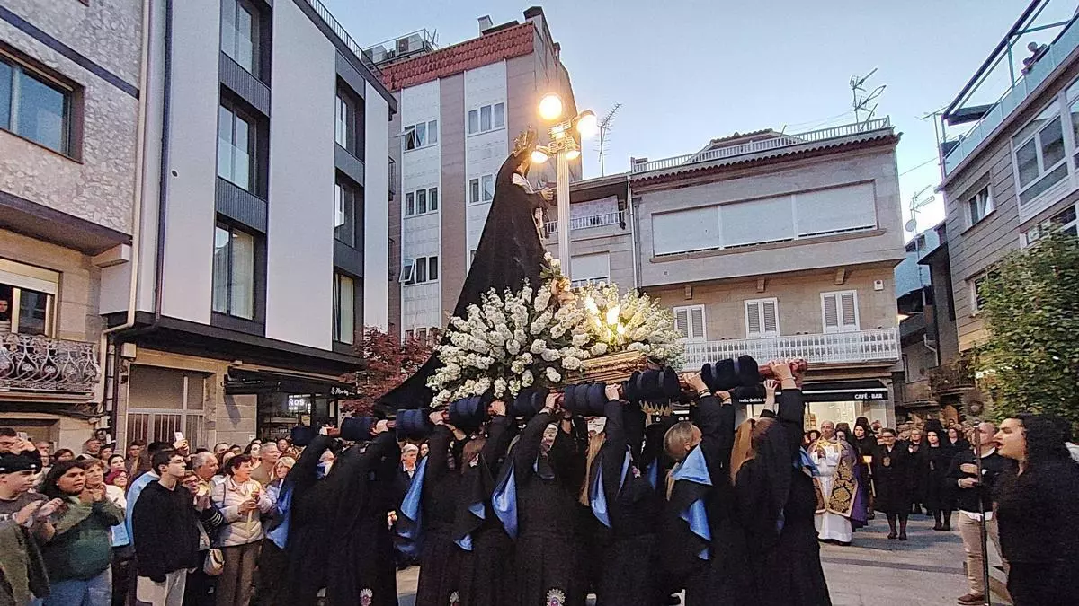 Cangas levanta al cielo la Soledad de María