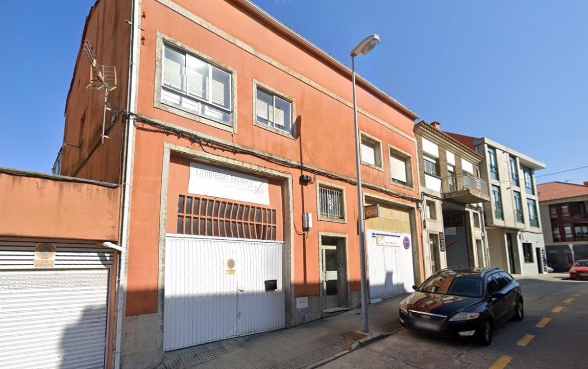 Inmueble Nº3 de la rúa Cotaredo, en el que esta madrugada de martes se declaraba un incendio