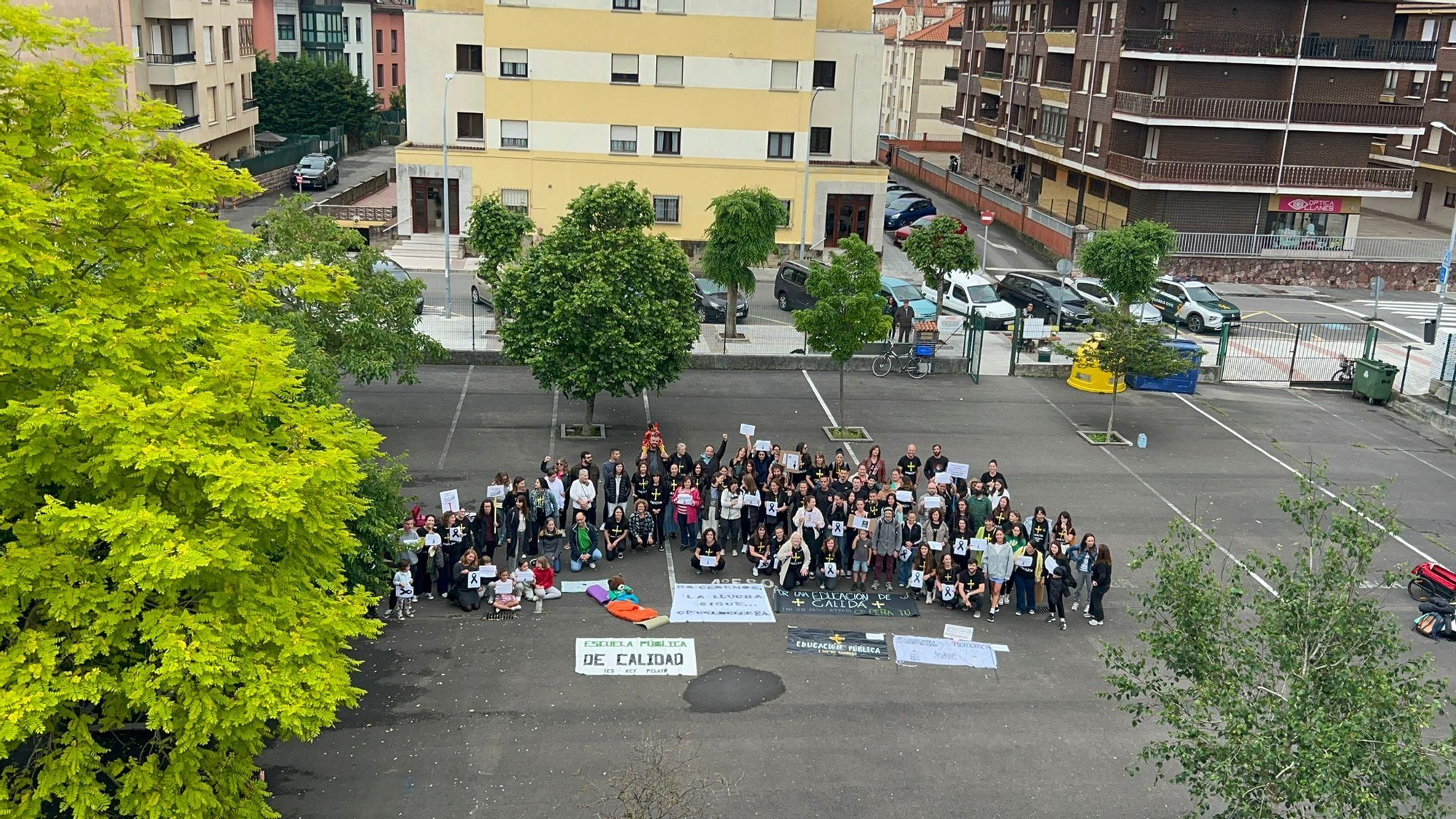 Encierro de docentes en el instituto de Llanes
