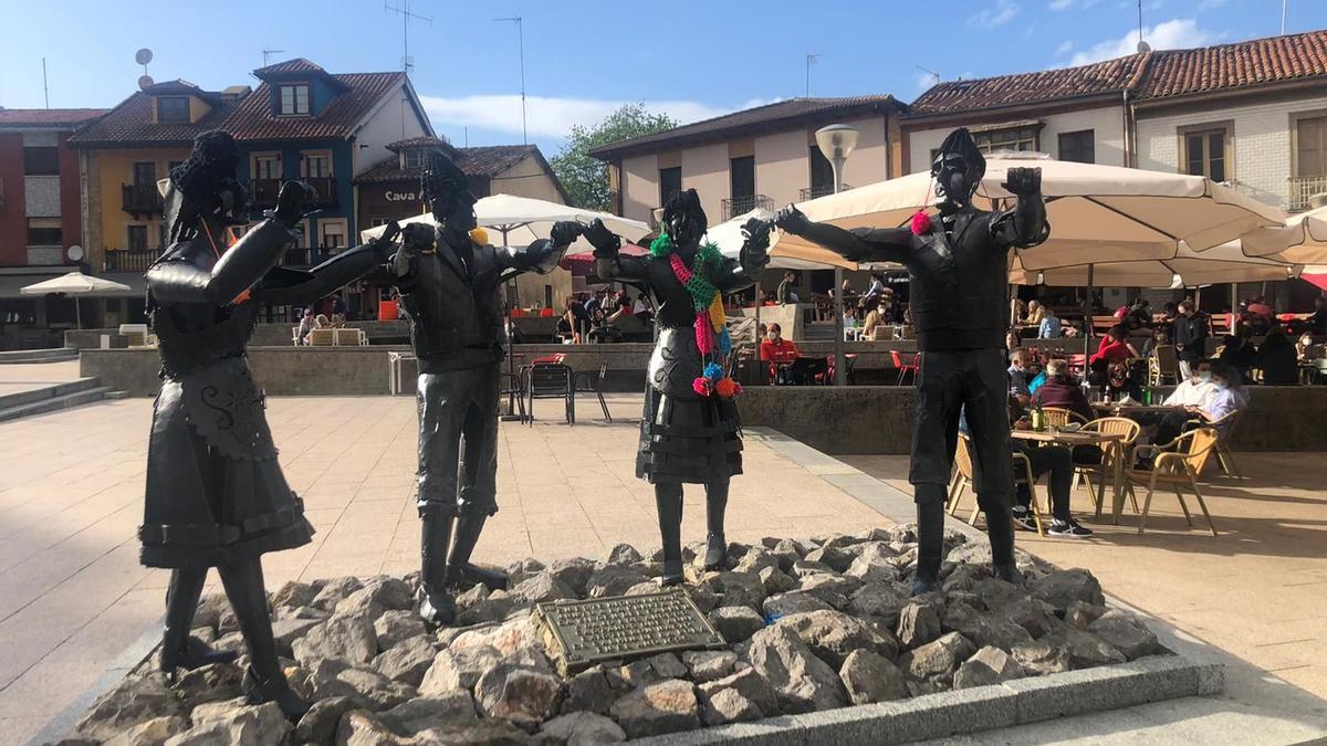 ¿Quién está detrás de la misteriosa decoración de la plaza de Les Campes?