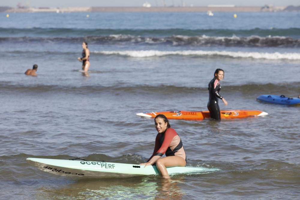 Jóvenes de salvamento en la playa