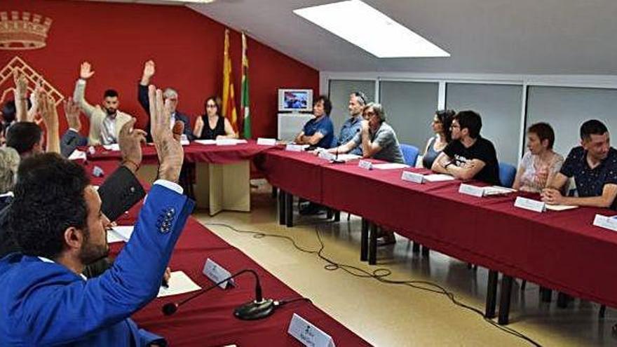Votant la candidatura de Josep Lara de JxCat per presidir el nou Consell del Berguedà, el 19 de juliol