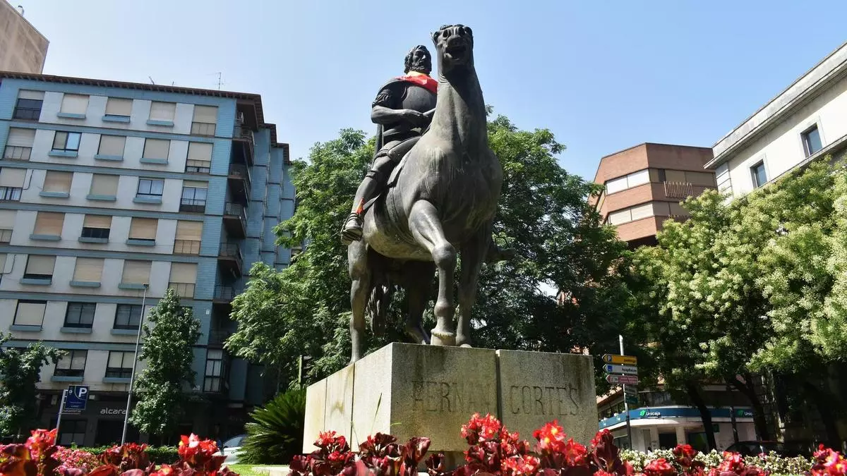 La estatua de Cáceres que también quiso celebrar el Mundial: ¿orgullo espontáneo o alteración del patrimonio?