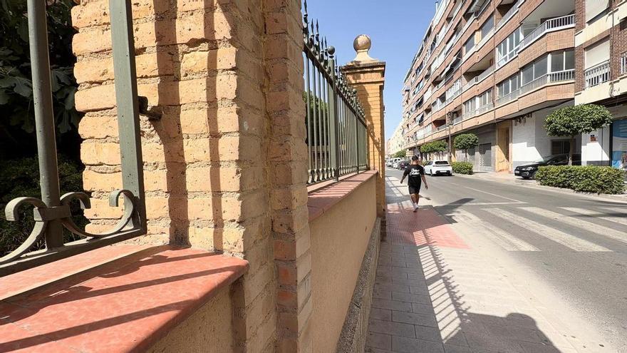 Este es el muro que estrecha la acera de la avenida de Tamames desde hace décadas en Orihuela y que el PSOE pide que se retire