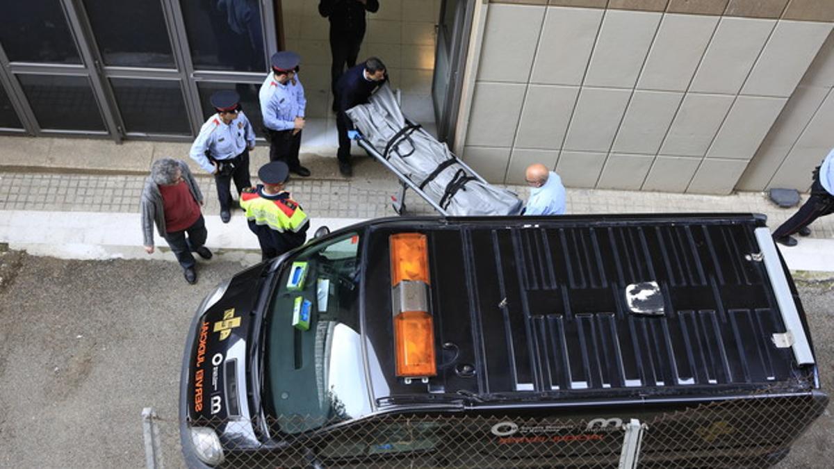 Retirada del cuerpo del profesor fallecido en el instituto Joan Fuster.