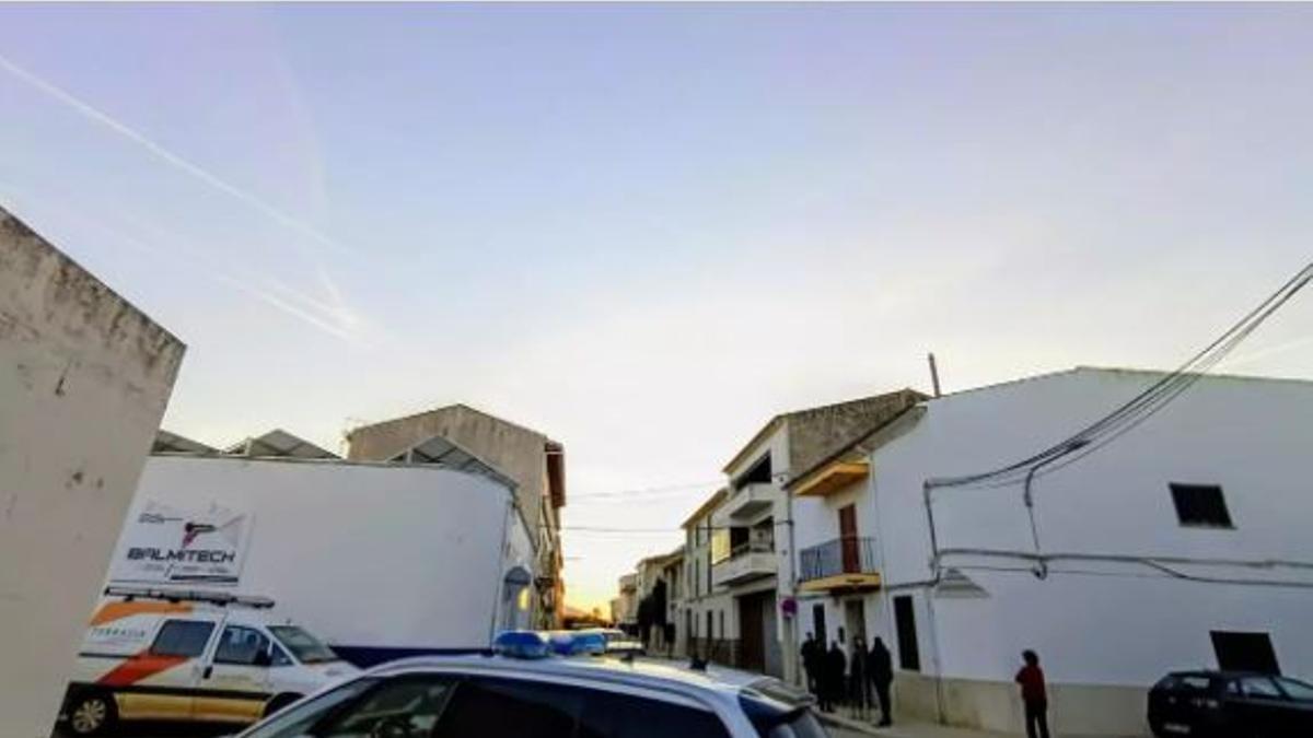 Un vehículo de la Guardia Civil en el domicilio de sa Pobla donde ha ocurrido la agresión de un hermano a otro.