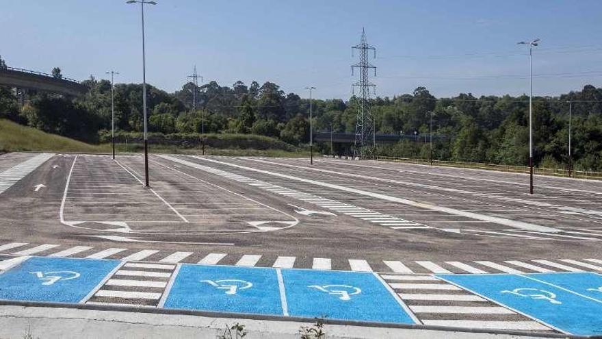 Las plazas y lugares de paso ya están delimitados en el nuevo aparcamiento municipal. // Cristina Graña