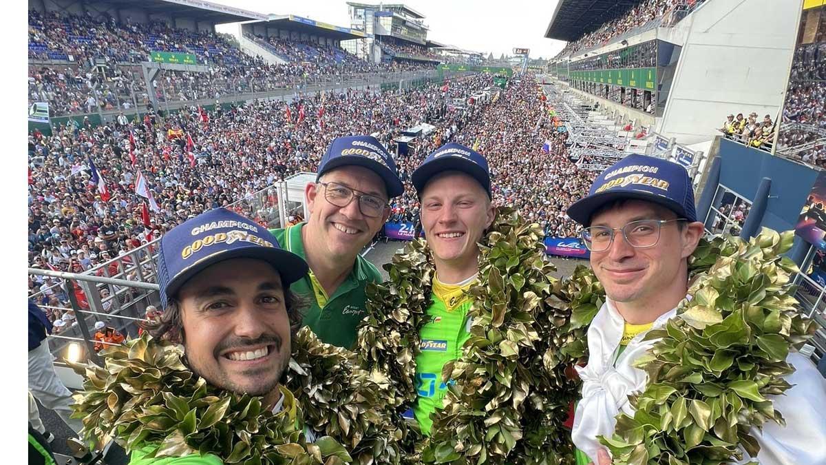 Albert y sus compañeros de equipo celebran el triunfo en el podio de Le Mans