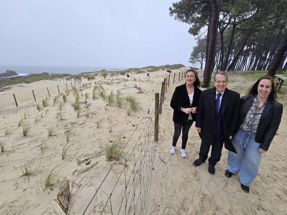 Yolanda Aguiar, Abel Caballero y Nuria Rodríguez, junto a la duna de Samil.