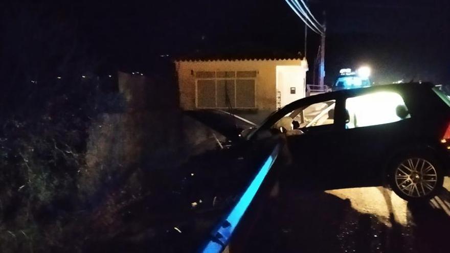 Un coche se sale de la carretera en Xàbia y queda colgado sobre un barranco