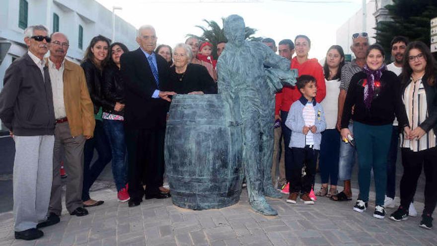 Felipe de León (con traje negro junto a la escultura), ayer, junto a familiares y amigos en San Bartolomé.