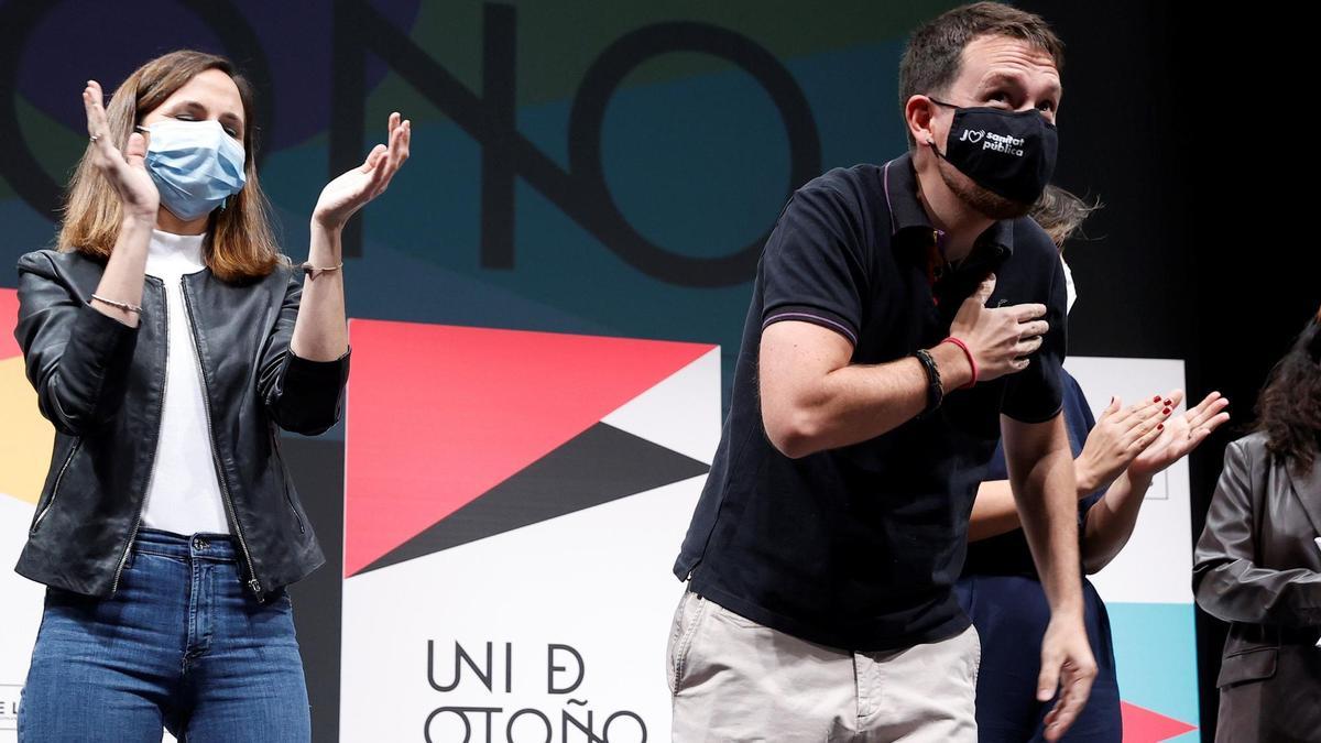 Ione Belarra,. junto a Pablo Iglesias.