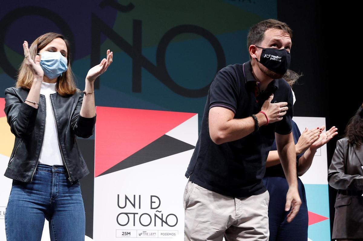 Ione Belarra,. junto a Pablo Iglesias.