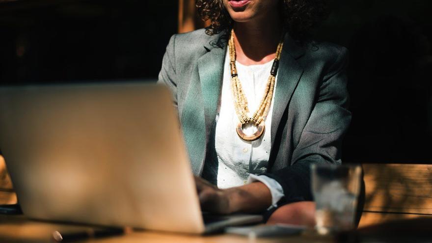 Mujer emprendedora al frente del ordenador.