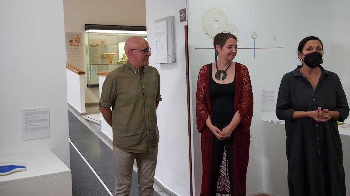 Inauguración de la exposición paralela a la Bienal, de Carie Oltmann, una de las ganadoras de 2019.