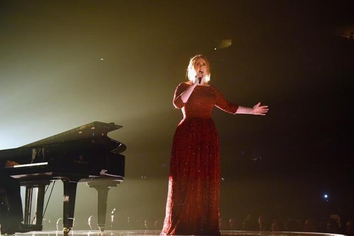 Adele, junto al piano durante su actuación en los Grammy 2016.