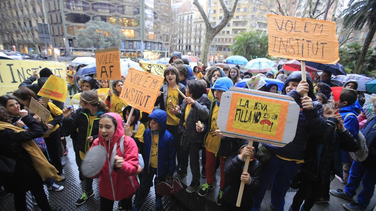 Barcelona 01/02/20018 Protesta de los padres del colegio Els Encants de BCN porque el Consorci d'Educació ha decidido, a última hora, que no abrirá el próximo curso el nuevo instituto Angeleta Ferrer, como les había prometido Foto Ferran Nadeu