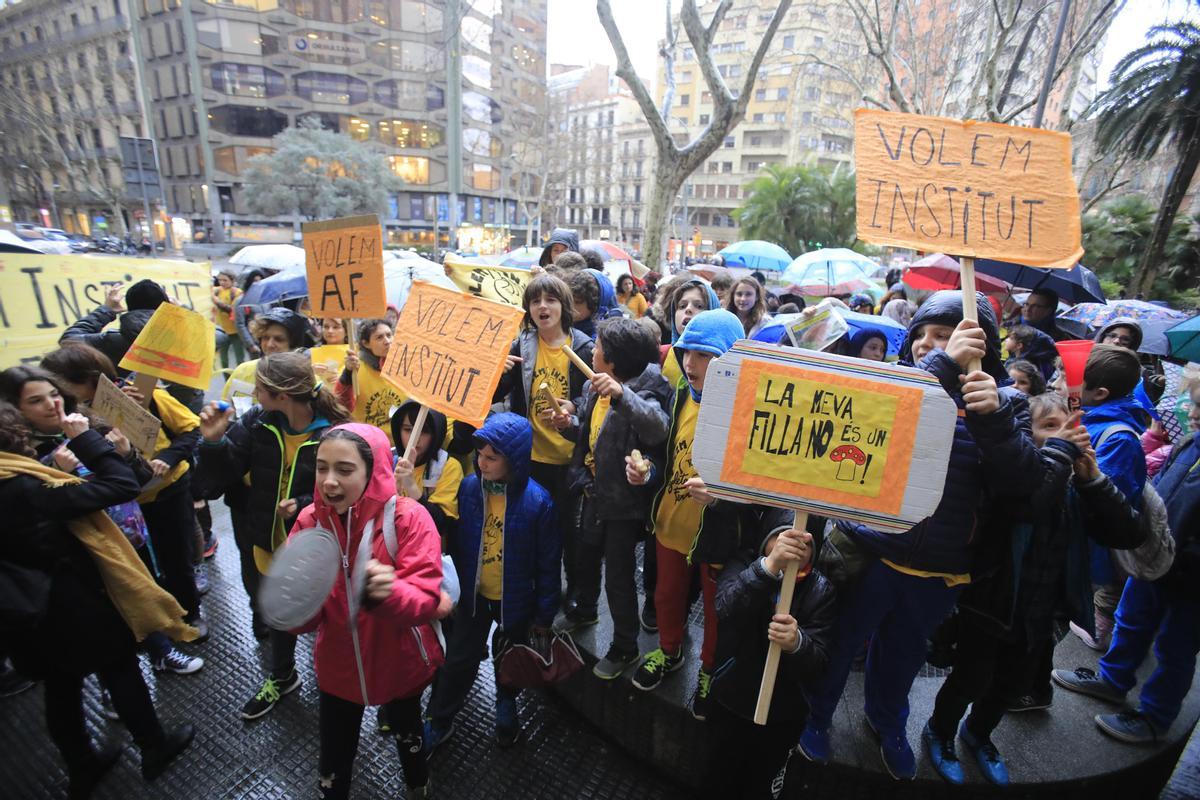 Barcelona 01/02/20018 Protesta de los padres del colegio Els Encants de BCN porque el Consorci d’Educació ha decidido, a última hora, que no abrirá el próximo curso el nuevo instituto Angeleta Ferrer, como les había prometido Foto Ferran Nadeu