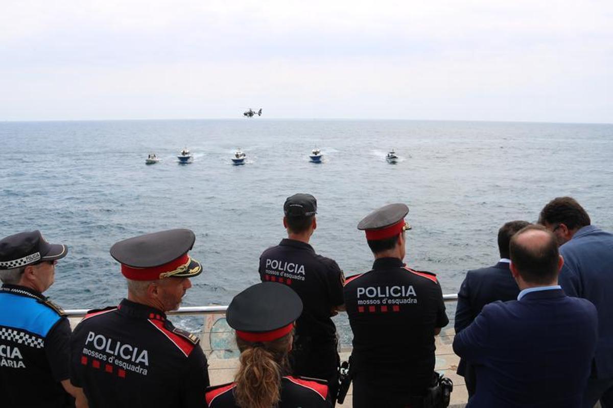 Agents dels Mossos d'esquadra mirant l'exhibició de la Policia Marítima, al Port de Barcelona