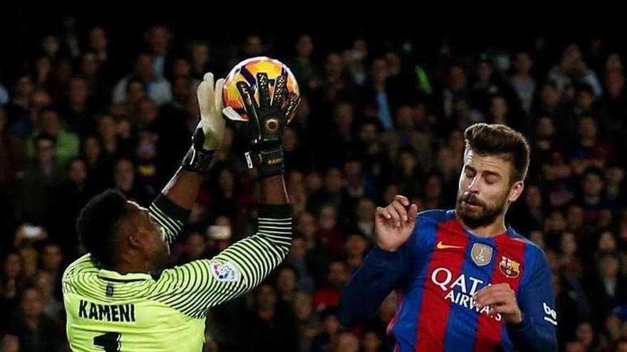 Kameni atrapa el balón ante Piqué la pasada jornada en el Camp Nou.