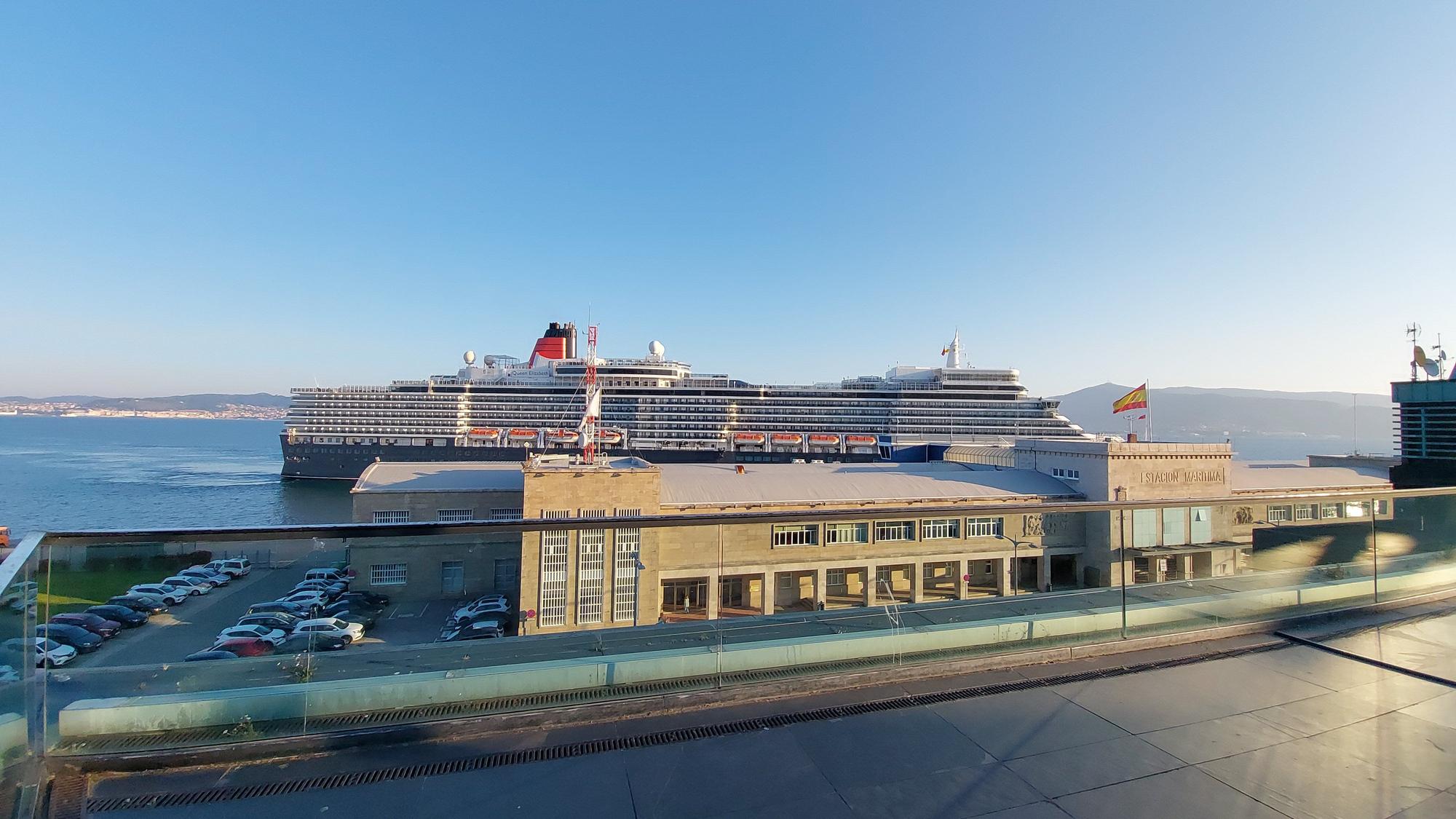 Majestuoso desfile del 'Queen Elizabeth' en Vigo