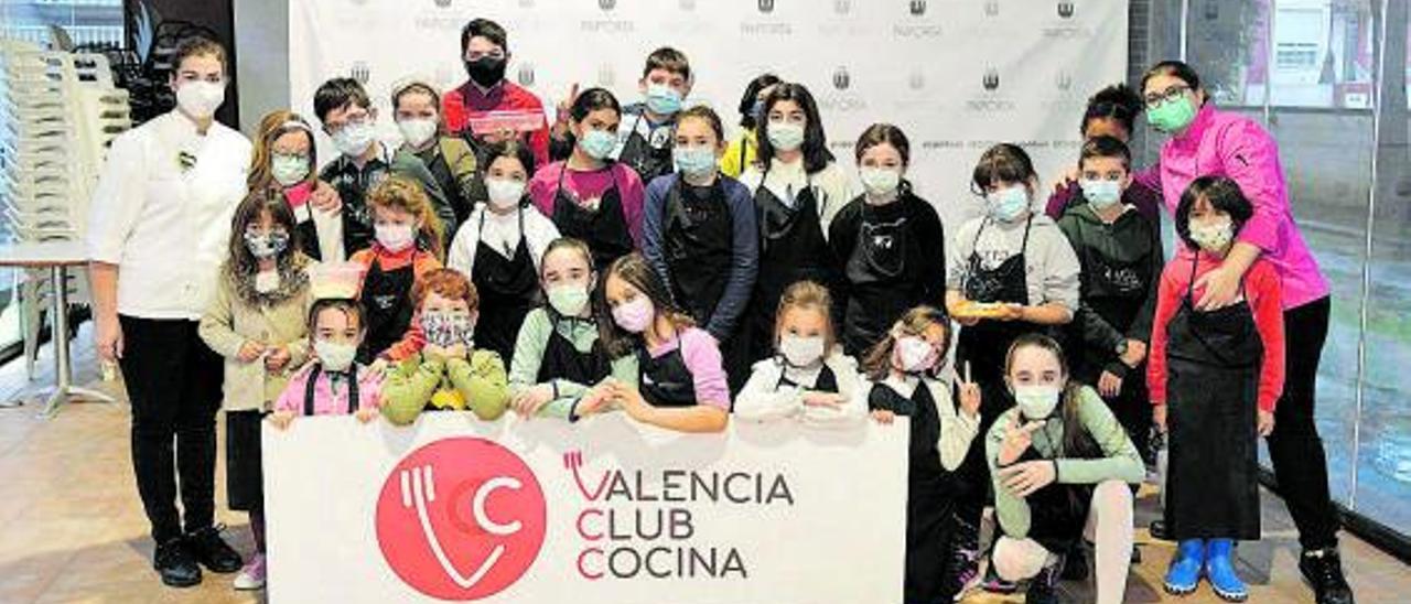 Los participantes en los talleres de cocina impartidos en Paiporta. | A. P.