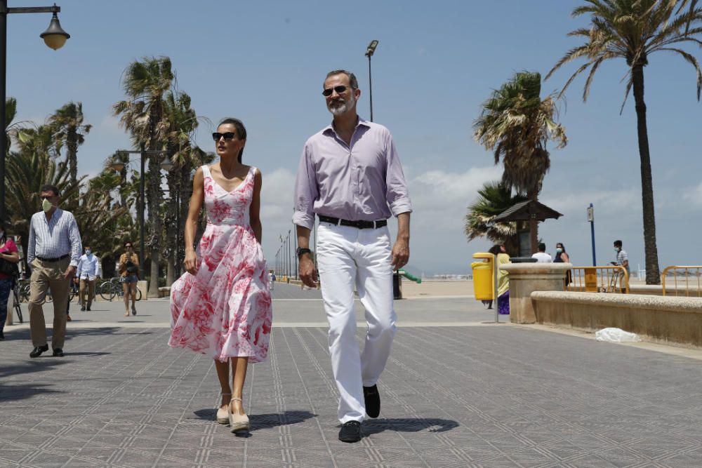 Letizia y Felipe en Valencia: los reyes pasean por la playa de Las Arenas