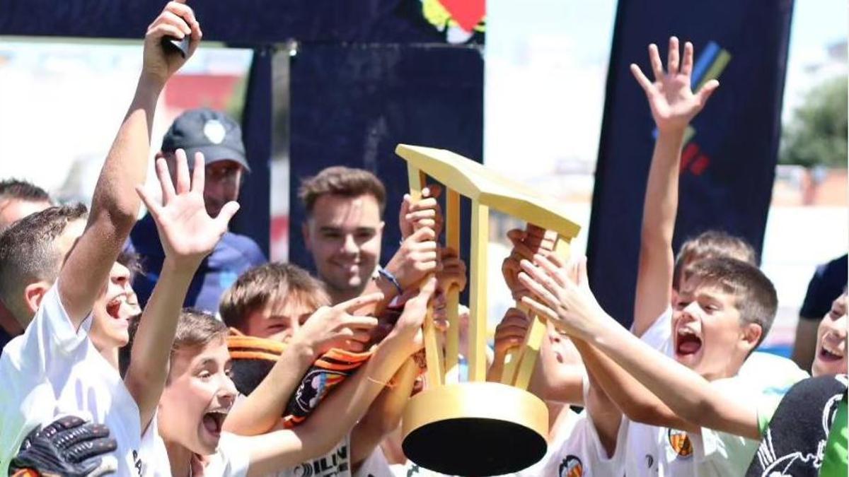 El Valencia CF con el trofeo de campeón de la Motion Cup en Xàtiva.