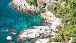 On: Costa Brava sud. Va entre Torre Valentina i Can Cristos, al peu de la C-253. Serveis: Cap. Ocupació: Mitjana. Ideal per a parelles.