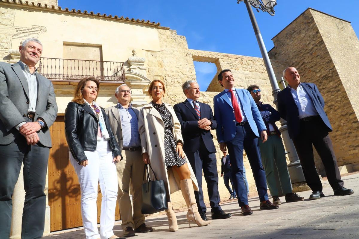 Autoridades y técnicos de la Gerencia de Urbanismo, ante la llamada puerta barroca, que será pronto el acceso al Alcázar.