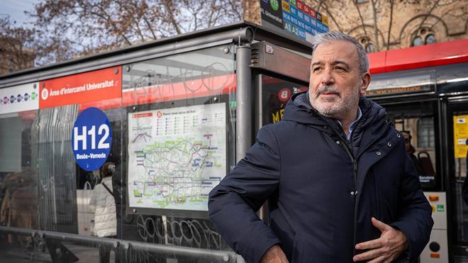 Jaume Collboni, en el estreno de la nueva flota de buses de la línea H12.