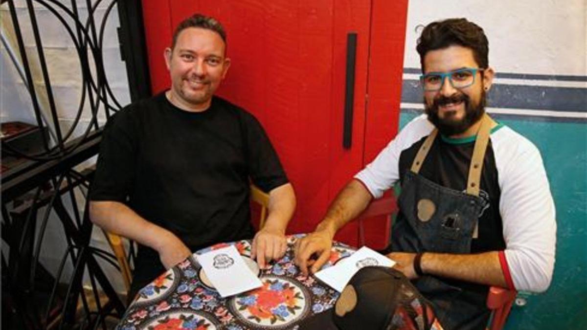 Albert Adrià y Paco Méndez, en una de las mesas de la taquería. Foto: Álvaro Monge