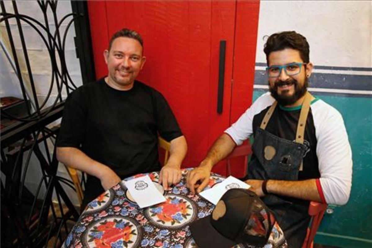Albert Adrià y Paco Méndez, en una de las mesas de la taquería. Foto: Álvaro Monge Albert Adrià y Paco Méndez, en una de las mesas de la taquería. Foto: Álvaro Monge