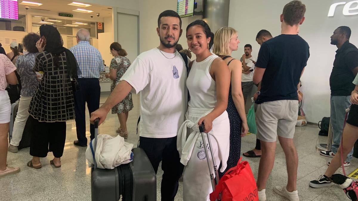 Camila Rey, junto a su hermano Luis, tras pedir la devolución del billete Valencia-Sevilla.