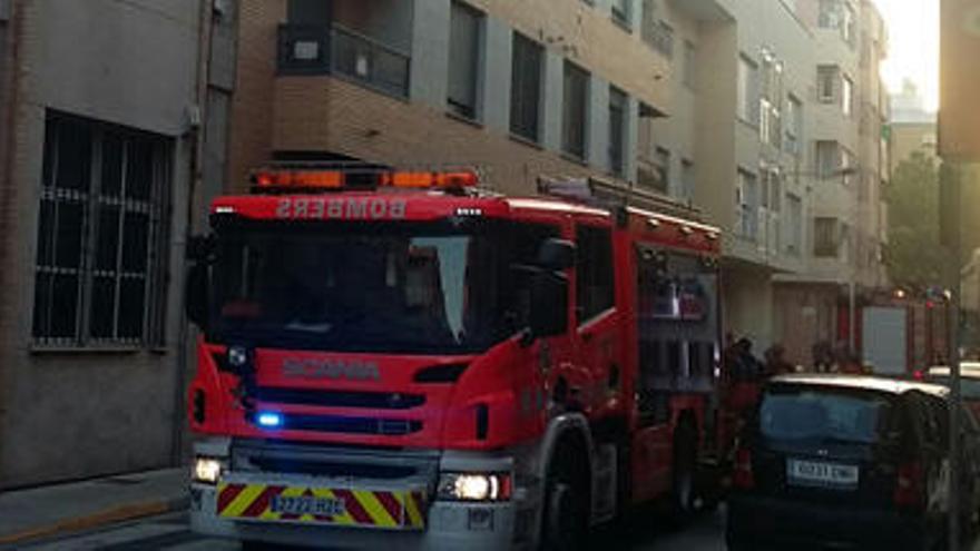 Un incendio obliga a evacuar a cien vecinos en Sedaví