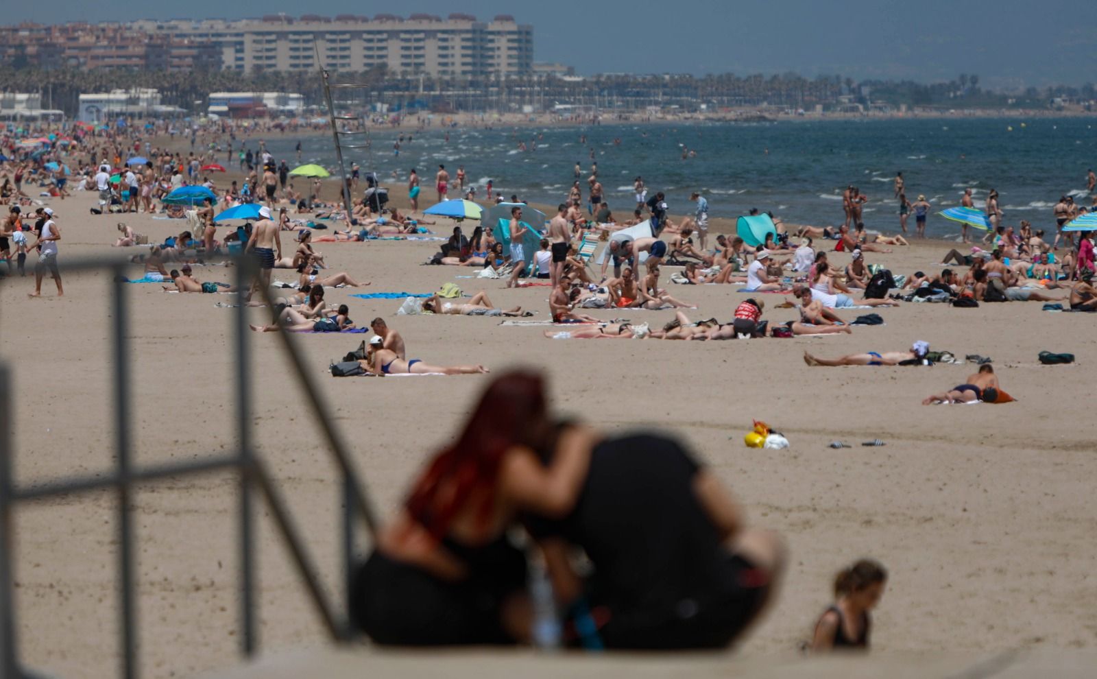 El calor llena la playa de la Malvarrosa